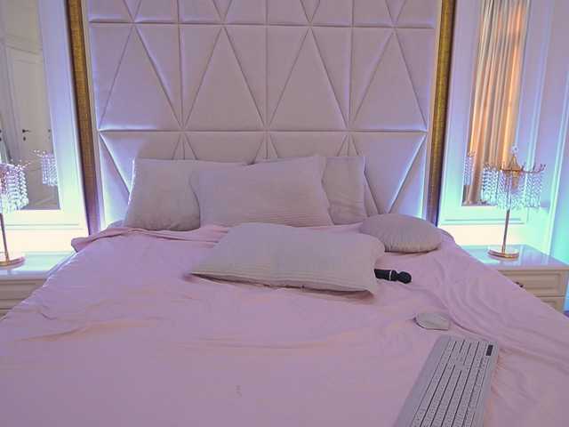 KiraCandyS's BongaCams show and profile