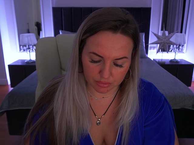 KiraCandyS's BongaCams show and profile