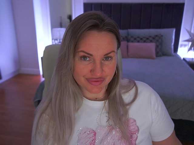 KiraCandyS's BongaCams show and profile