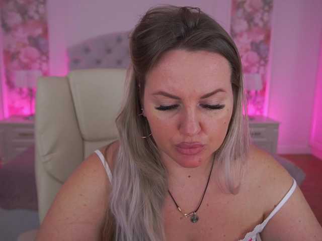 KiraCandyS's BongaCams show and profile