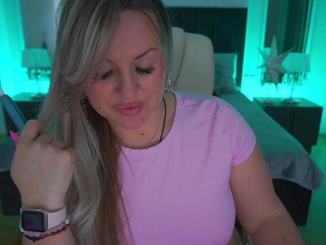 KiraCandyS's BongaCams show and profile