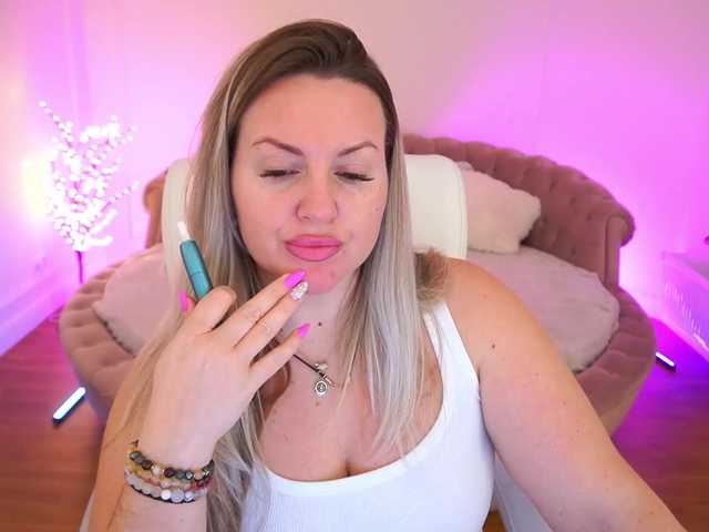 KiraCandyS's BongaCams show and profile