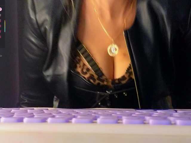 Mistress-Gwen's BongaCams show and profile