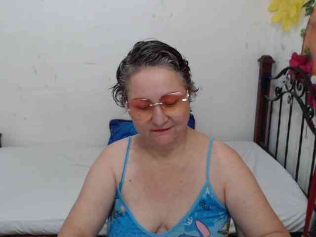 LADYQUEEN520 Live Webcam on BongaCams