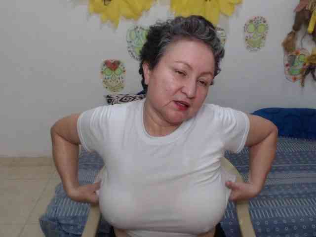 LADYQUEEN520 webcam