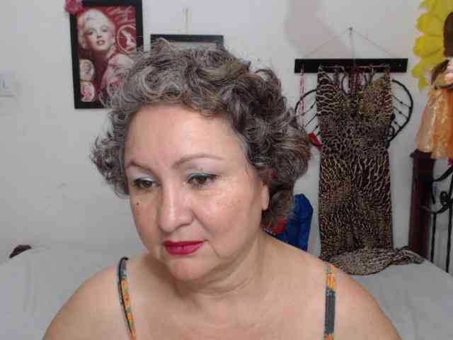 LADYQUEEN520 Live Webcam on BongaCams