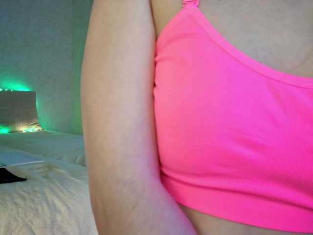 Rosea's BongaCams show and profile