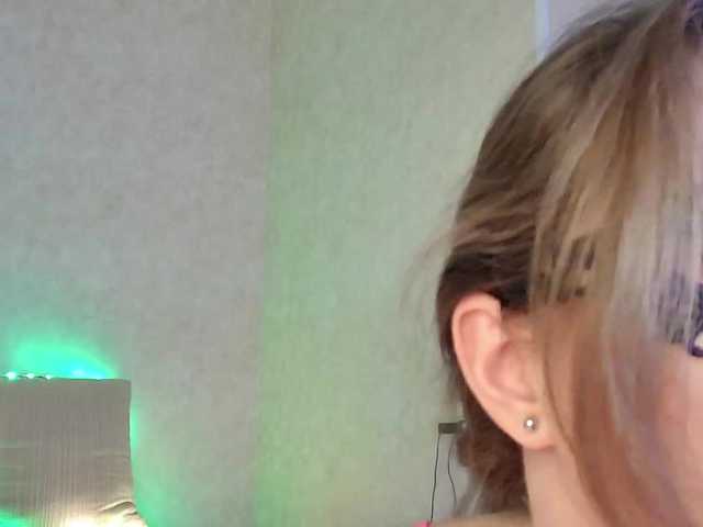 Rosea's BongaCams show and profile