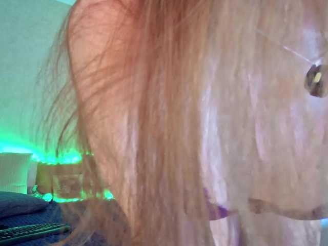 Rosea's BongaCams show and profile