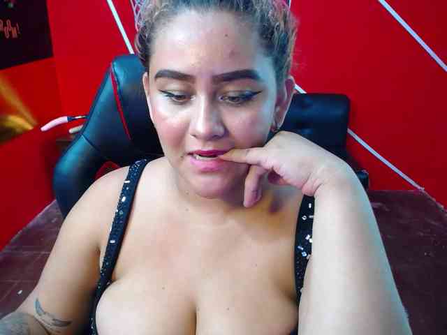 LOLYTABIGBOOBS webcam