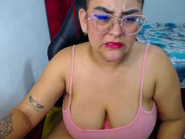 LOLYTABIGBOOBS webcam