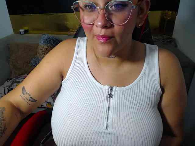 LOLYTABIGBOOBS webcam