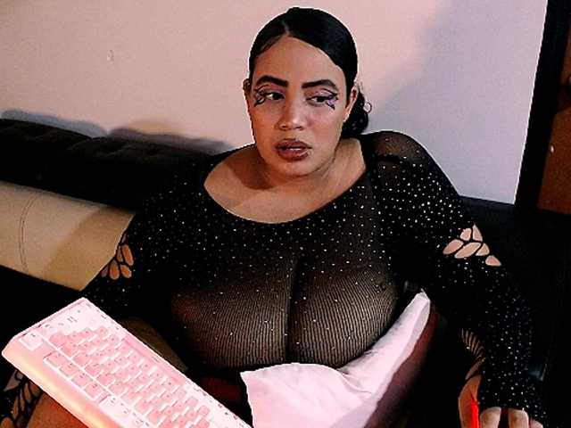 Emmacamille webcam bongacams model stream image