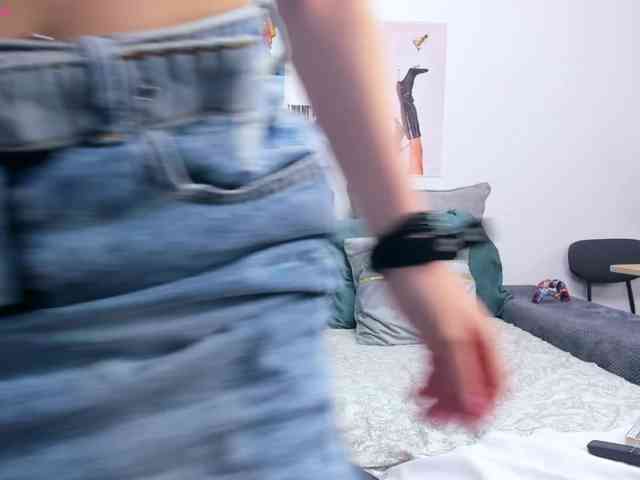 CallmeAnna webcam
