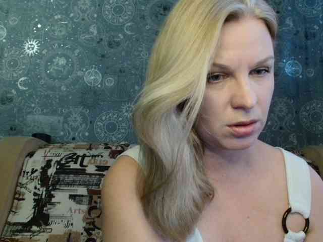 BlondeFox webcam
