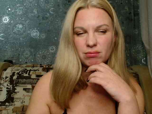 BlondeFox webcam