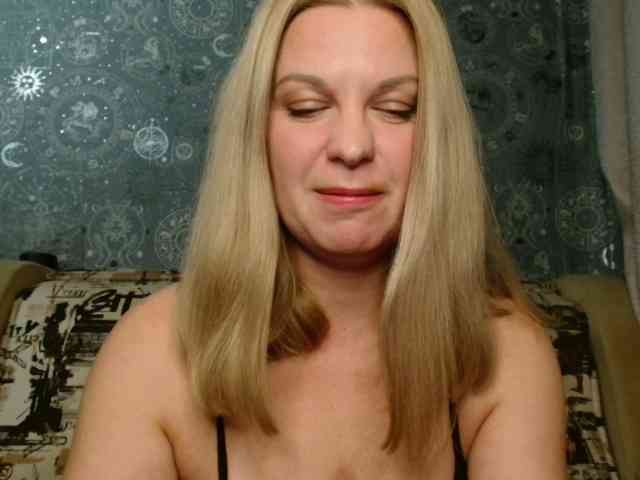 BlondeFox webcam