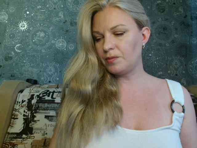 BlondeFox webcam