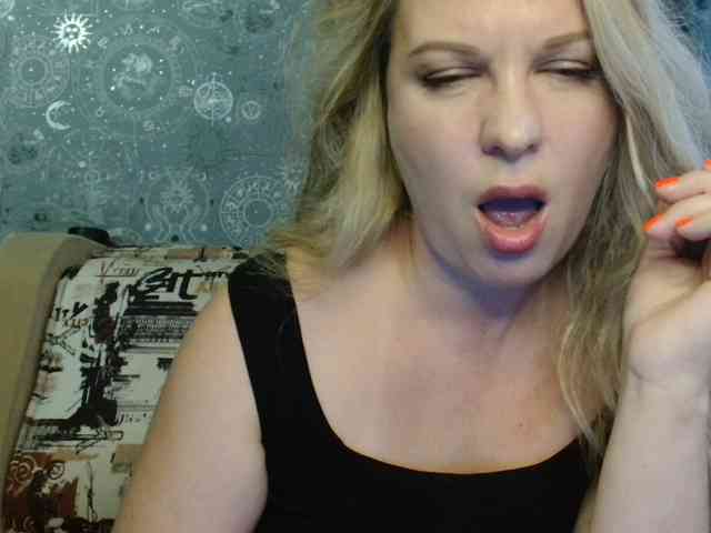BlondeFox webcam
