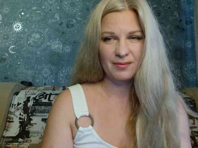 BlondeFox webcam