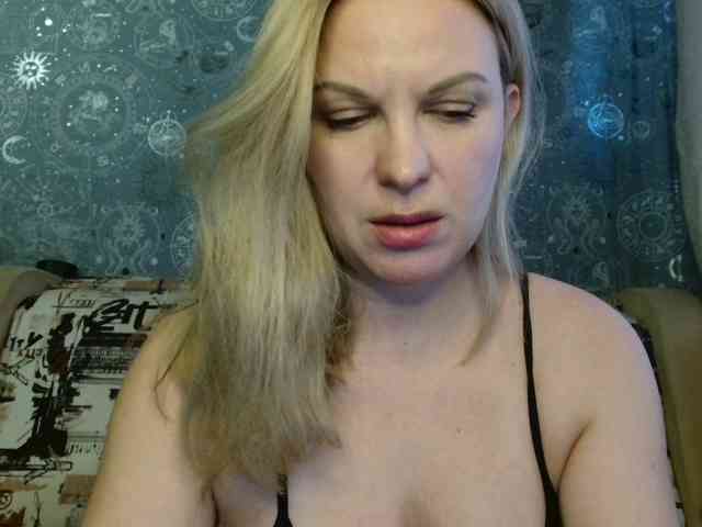 BlondeFox webcam