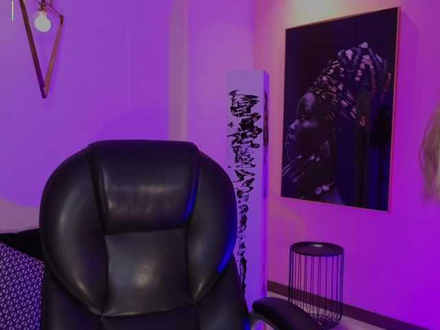 EveBenson's BongaCams show and profile