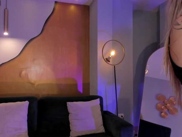 EveBenson's BongaCams show and profile