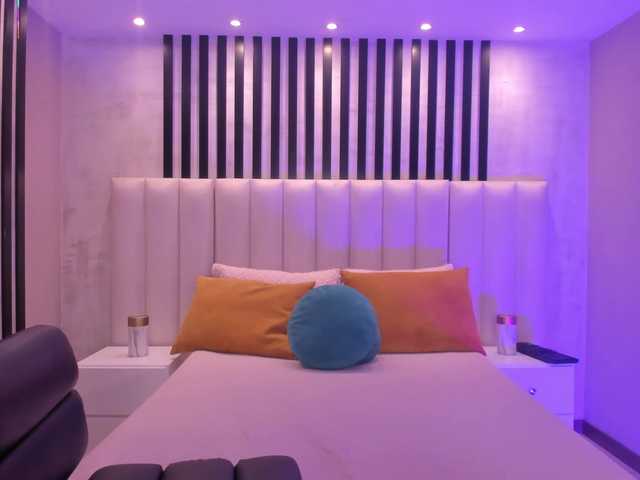 EveBenson Live Cam on BongaCams