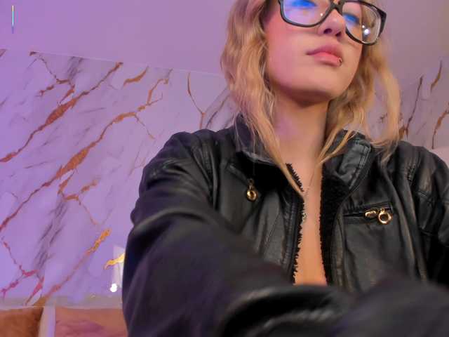 EveBenson's BongaCams show and profile