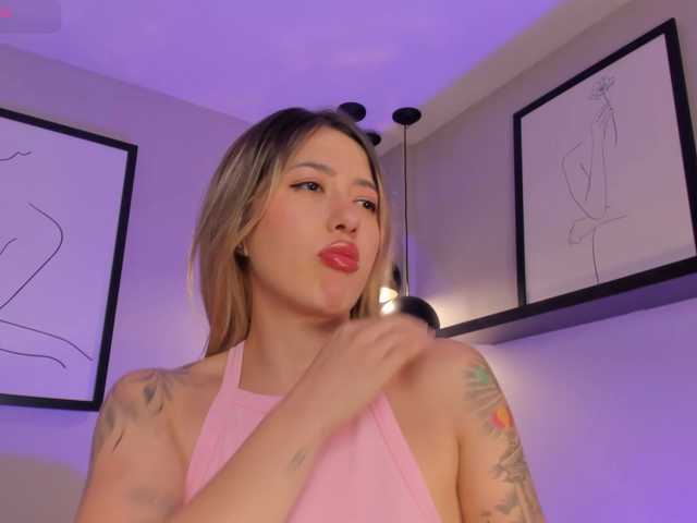 EveBenson's BongaCams show and profile