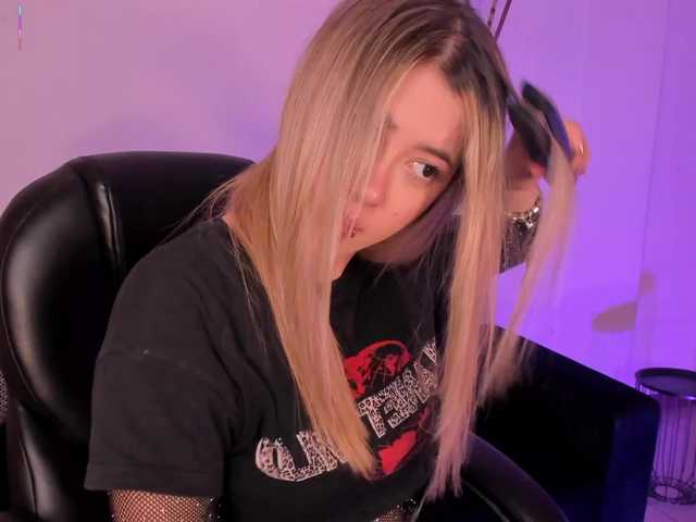 EveBenson Live Cam on BongaCams and RICams