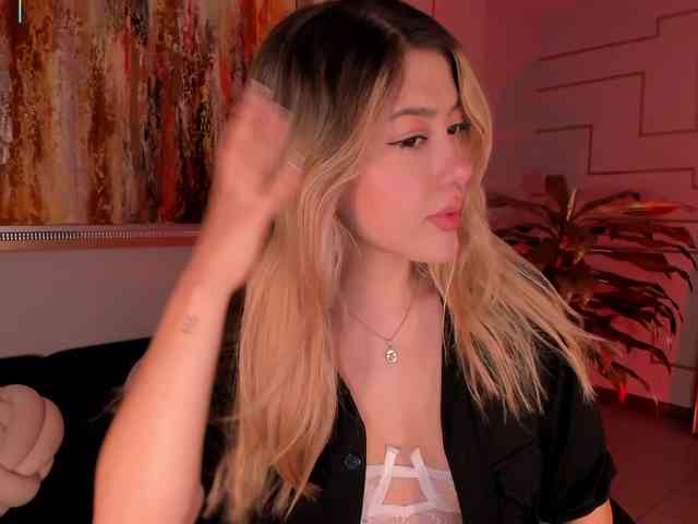 EveBenson Live Webcam on BongaCams