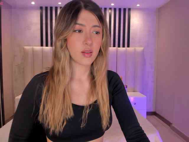 EveBenson Live Webcam on BongaCams