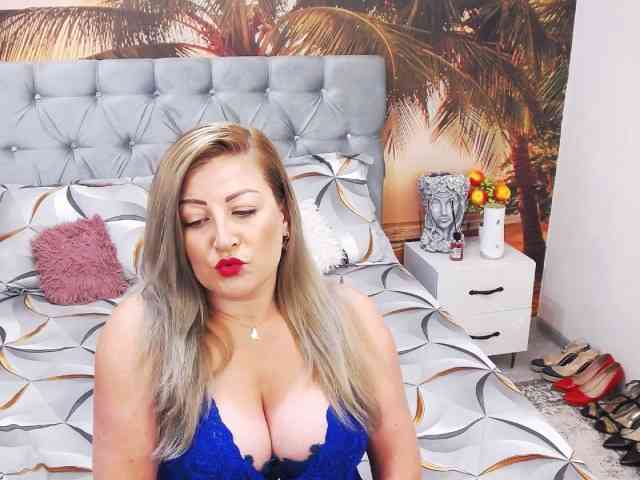 EviaJoness webcam