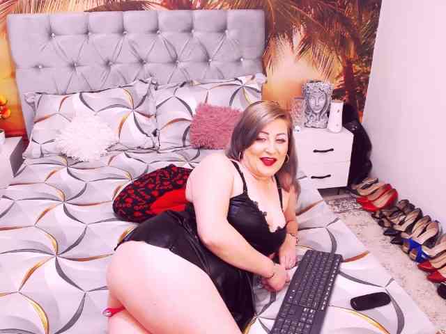 EviaJoness webcam