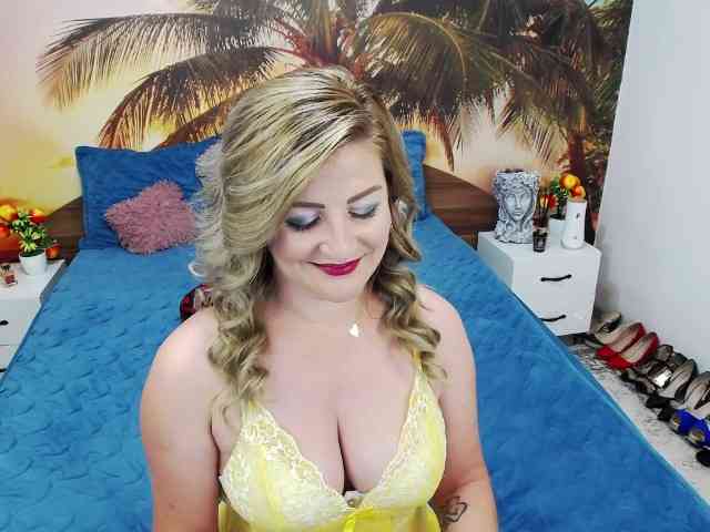 EviaJoness webcam