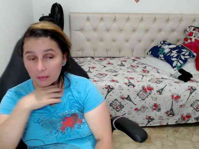 victoria-jones Live Webcam on BongaCams