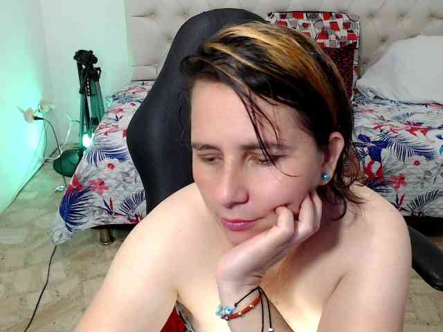 victoria-jones Live Webcam on BongaCams