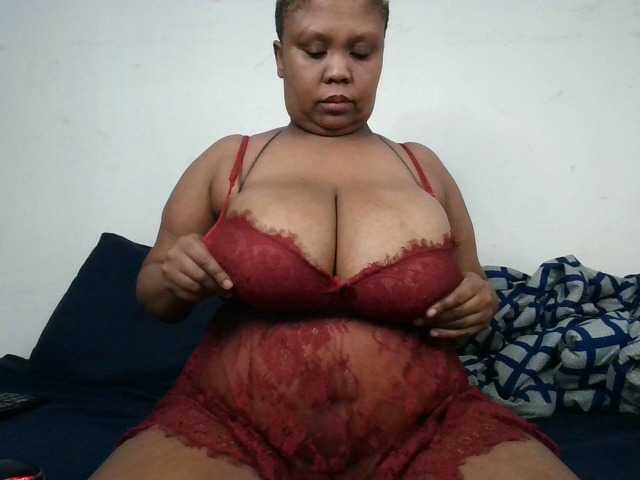 le modèle BIGTITTISXX est en webcam porno dans un show sur le site bongacams, il possède les tags suivants: Ebony,Brunette,Hairy