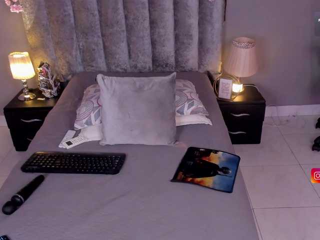 Chloe-'s BongaCams show and profile