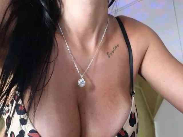 Ella-Hottie webcam