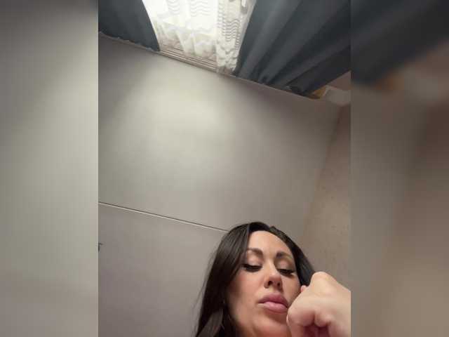 -Hennessy-'s BongaCams show and profile