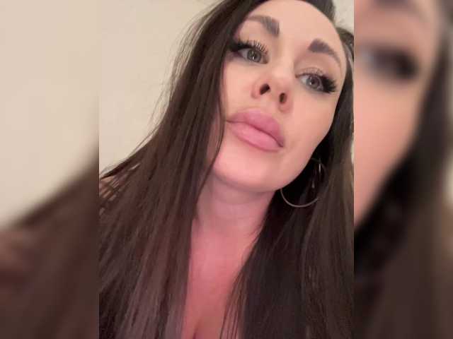 -Hennessy-'s BongaCams show and profile