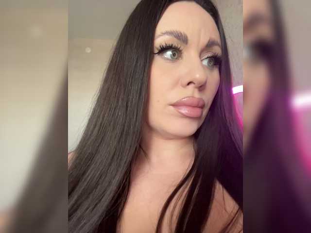 -Hennessy-'s BongaCams profile