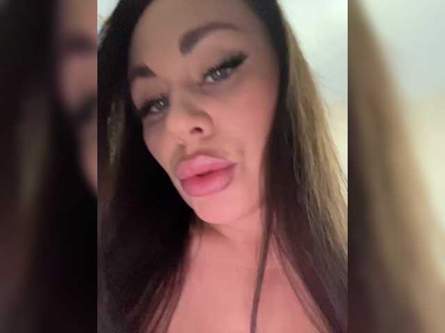 -Hennessy-'s BongaCams show and profile