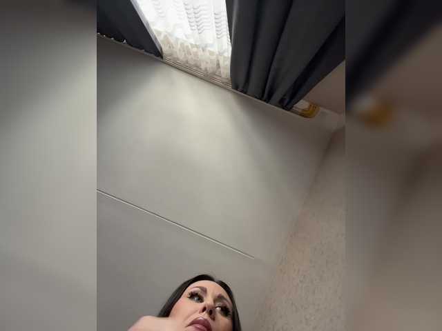 -Hennessy-'s BongaCams show and profile