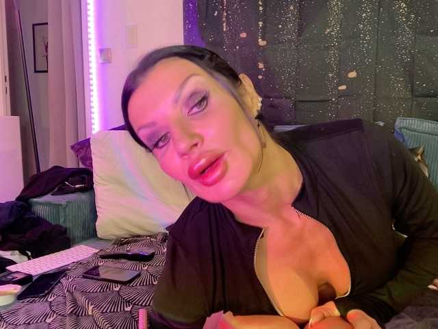 madamedecuir's BongaCams show and profile