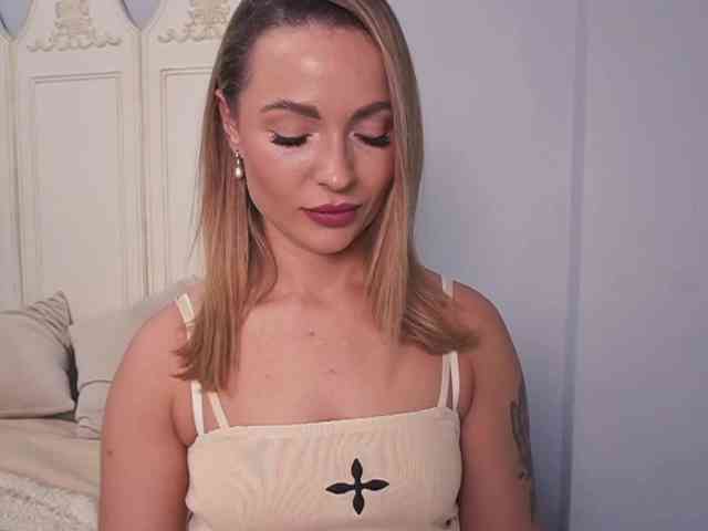 new1dee Live Webcam on BongaCams