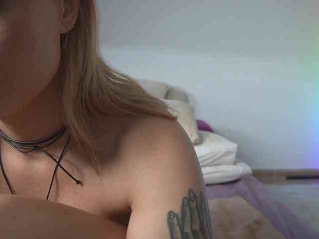 new1dee Live Webcam on {site_name}