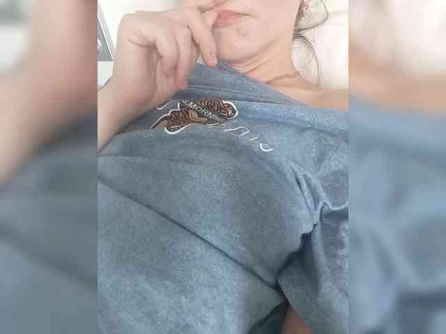 NinonDePeace webcam